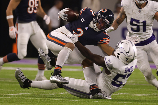 QB Caleb Williams navigates sluggish offense as Bears extend losing streak to eight games