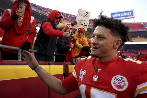 Mahomes accounts for two touchdowns as Chiefs defeat Texans 27-19, inching closer to top playoff position.