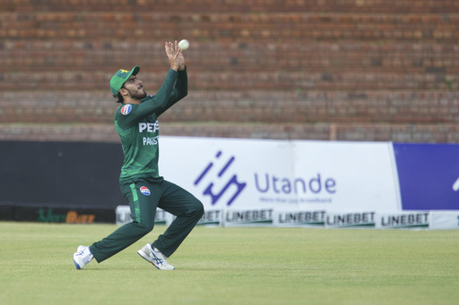 Rising star Maposa guides Zimbabwe to a 2-wicket victory against Pakistan in final T20 match