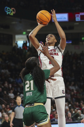 Edwards and Watkins guide No. 3 South Carolina to 63rd consecutive home victory, defeating South Florida 78-62