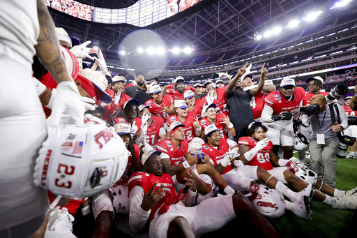 Hajj-Malik Williams tosses 2 touchdown passes as No. 24 UNLV defeats Cal 24-13 in the LA Bowl.