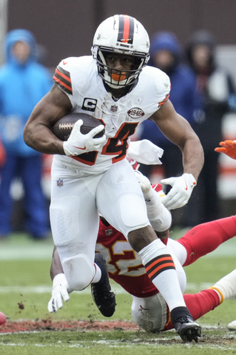 Browns RB Chubb suffers foot fracture, adding to his challenges following a knee injury that ended his season in ’23.