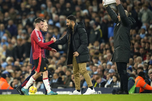 Mason Mount of Man United suffers injury after just 14 minutes and is taken off against Man City