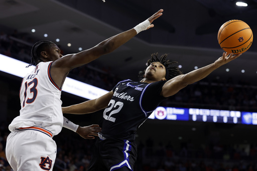 Auburn, ranked second, defeats Georgia State 100-59 for their third consecutive victory despite center Johni Broome suffering a shoulder injury.