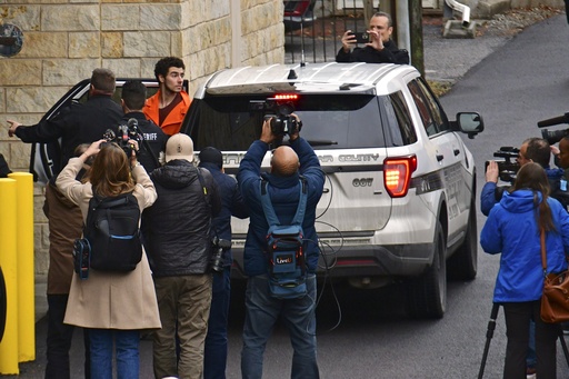 Alleged shooter of UnitedHealthcare’s CEO encounters difficulties and screams upon arriving at courthouse