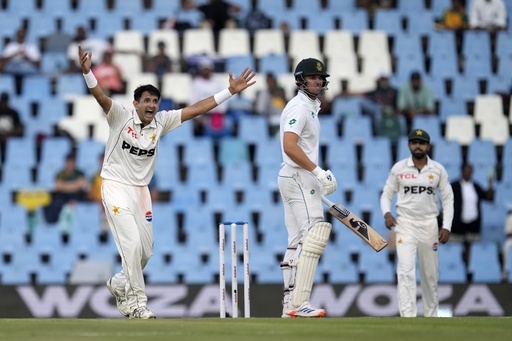 South Africa faces challenges at 27-3 chasing a difficult target of 148 runs in the opening Test against Pakistan.