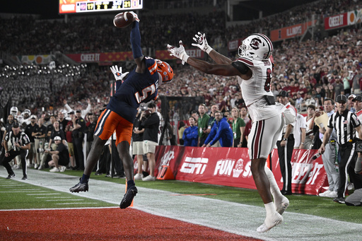 No. 21 Illinois secures a 21-17 victory over No. 14 South Carolina in the Citrus Bowl, marking their 10th win this season.