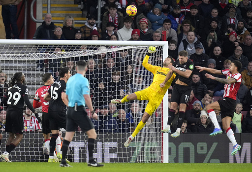 West Ham’s goalkeeper Lukasz Fabianski responsive and stable after stretcher incident