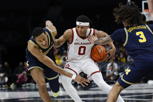 With 11.5 seconds remaining, Jeremiah Fears’ crucial 4-point play secures a narrow 87-86 victory for No. 14 Oklahoma over No. 24 Michigan.