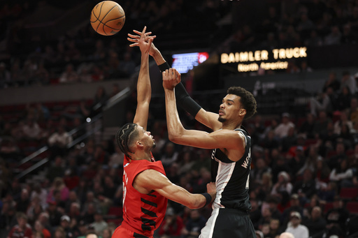 Wembanyama sinks two crucial free throws with 2.1 seconds remaining, securing Spurs’ 118-116 victory against the Trail Blazers.