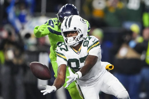 Jordan Love passes for 2 touchdowns as Packers secure a 30-13 win over Seahawks, who lose quarterback Geno Smith to a knee injury.