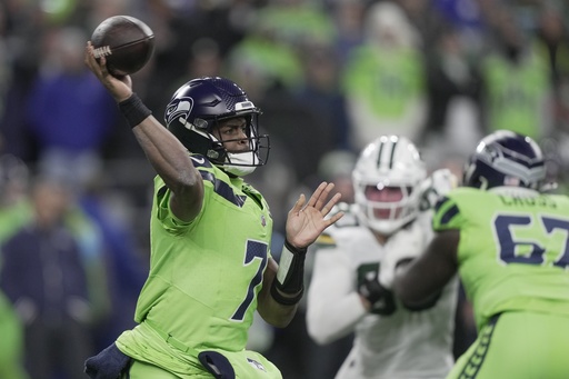 Seahawks quarterback Geno Smith leaves game versus Green Bay due to a knee injury and will have tests conducted.