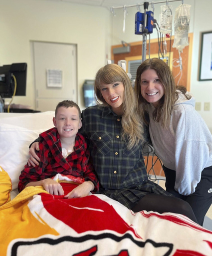 Taylor Swift unexpectedly drops by a children’s hospital in Kansas City