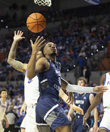 Richard achieves a personal best of 26 points as No. 7 Florida triumphs over UNF 99-45, improving to 12-0.