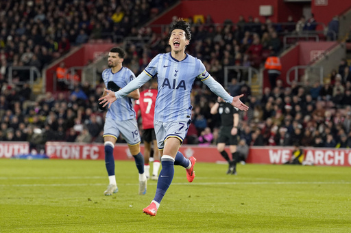 Man United achieves dramatic 2-1 comeback victory over Man City