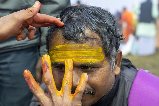 Vibrant forehead markings showcase Hindu traditions during India’s Maha Kumbh festival.