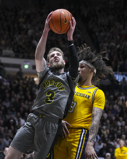 Braden Smith bounces back from a disappointing game to guide No. 11 Purdue over No. 21 Michigan.