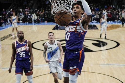 Young tallies career-best 43 points as Hawks extend home winning streak against Booker’s Suns, 122-117