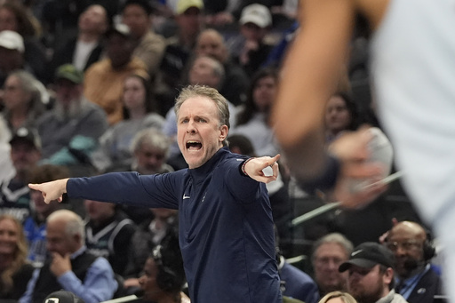 Klay Thompson sinks 7 three-pointers in the first quarter, leading the Mavericks to a 130-108 victory over the league’s bottom team, the Wizards.