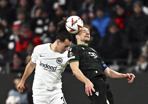 Bruno Fernandes scores in the final moments to help Man United secure a place in the Europa League round of 16