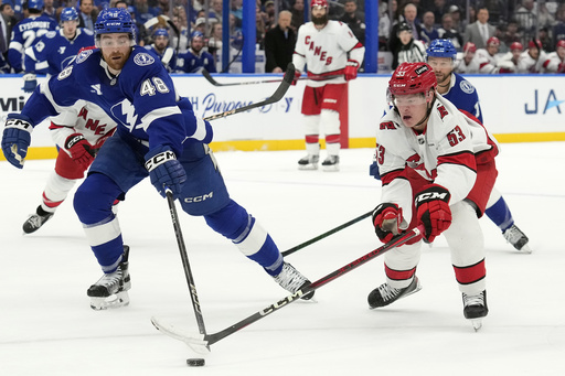 Brayden Point nets late goal with 52 seconds remaining, securing 3-2 victory for Lightning against Hurricanes.