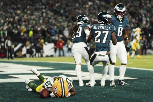 Packers wideouts Doubs and Reed, along with Eagles linebacker Dean, exit wild-card matchup due to injuries