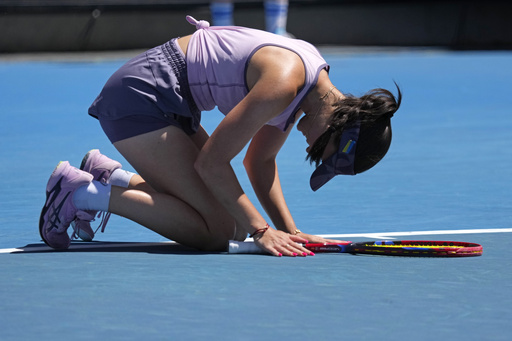 Australian Open: Iga Swiatek dominates Emma Raducanu with a 6-1, 6-0 victory.