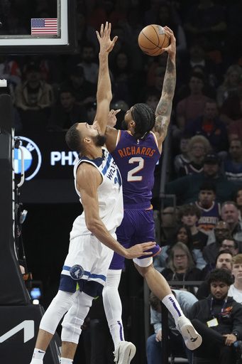 Timberwolves secure fourth consecutive victory with 33 points from Anthony Edwards, defeating Suns 121-113.