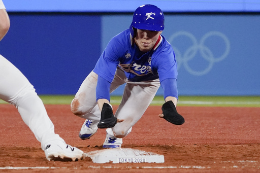 Hyeseong Kim, South Korean second baseman, signs a 3-year, $12.5 million contract with the Los Angeles Dodgers.