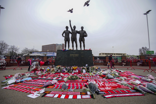 Manchester United supporters honor legendary forward Denis Law