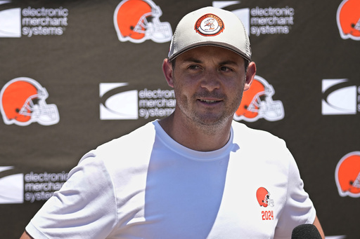 Browns head coach Kevin Stefanski regains play-calling duties after a 3-14 season and a change in coordinators.