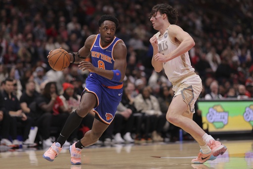 White sets personal best with nine 3-pointers, tallies 33 points as Bulls defeat Knicks 139-126 following Rose tribute.