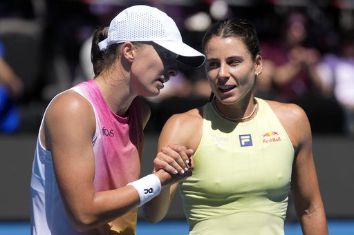 Iga Swiatek benefits from missed double-bounce call in Australian Open match against Emma Navarro