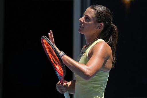 Iga Swiatek easily defeats Raducanu to reach the fourth round of the Australian Open