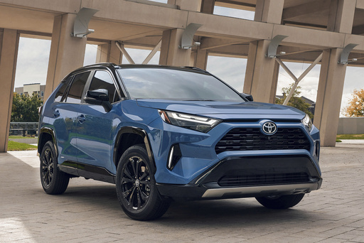 Edmunds tests hybrid SUVs: Comparing the 2025 Hyundai Tucson Hybrid with the 2025 Toyota RAV4 Hybrid.