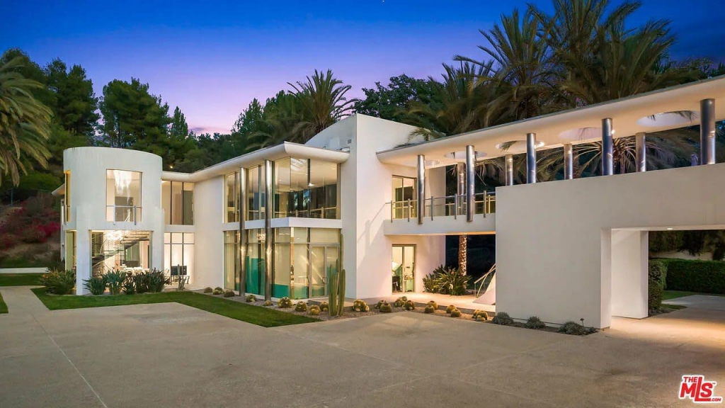 West forked out a staggering $35 million on a sprawling Beverly Hills mansion in October, despite allegedly not wanting to spend large periods of time in the U.S.
(Realtor.com)