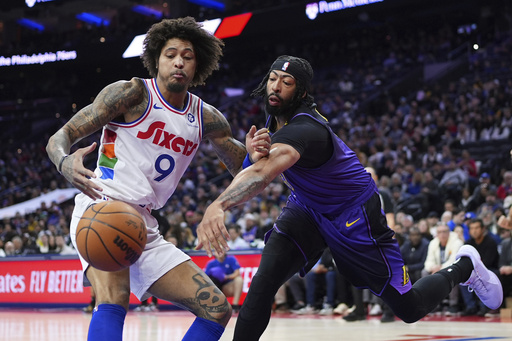 Lakers’ Anthony Davis leaves game versus 76ers due to abdominal strain