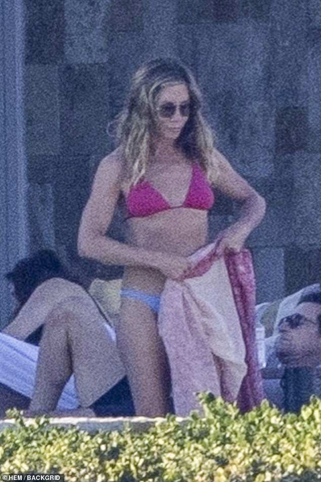 Jennifer Aniston Bikini Look (Photo: Daily Mail UK)