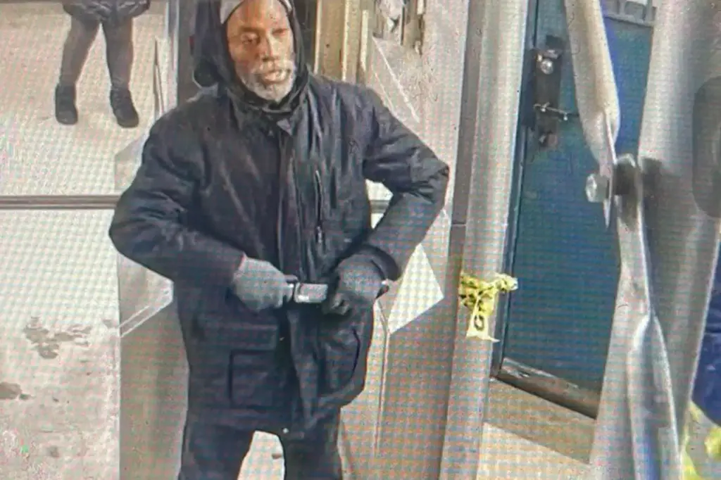 Surveillance Video allegedly shows Banks with a large knife (Photo: New York Post)