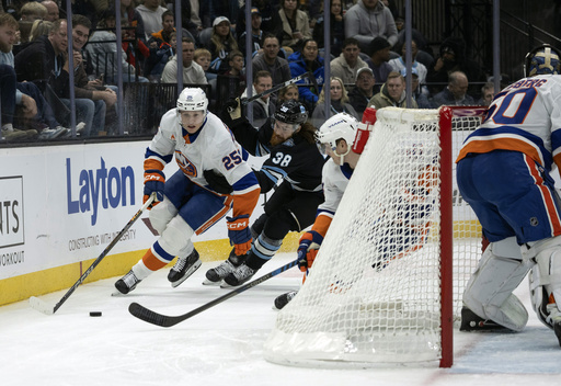 Barzal scores late as Islanders secure third consecutive away victory, defeating Utah 2-1.