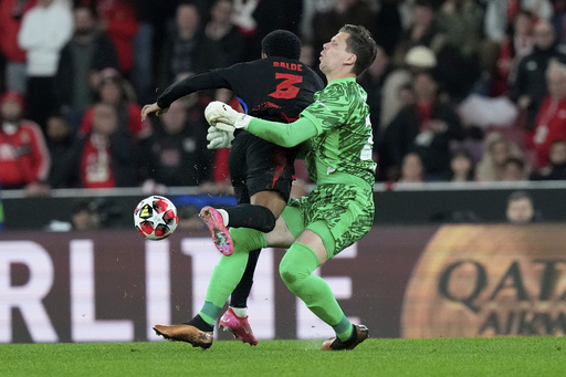 Barcelona retains Szczesny as their goalkeeper for the Champions League encounter with Atalanta.