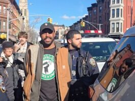 Starbucks Brooklyn staging a dramatic protest (Photo: fightforaunion/TikTok)