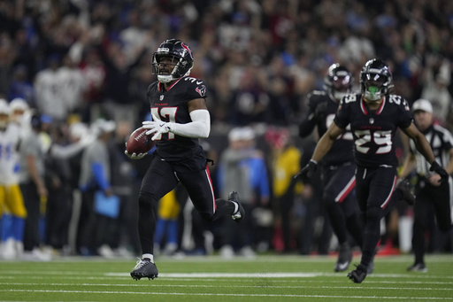 Texans score 2 points on a returned blocked extra point against Chargers, marking a first in NFL playoff history.