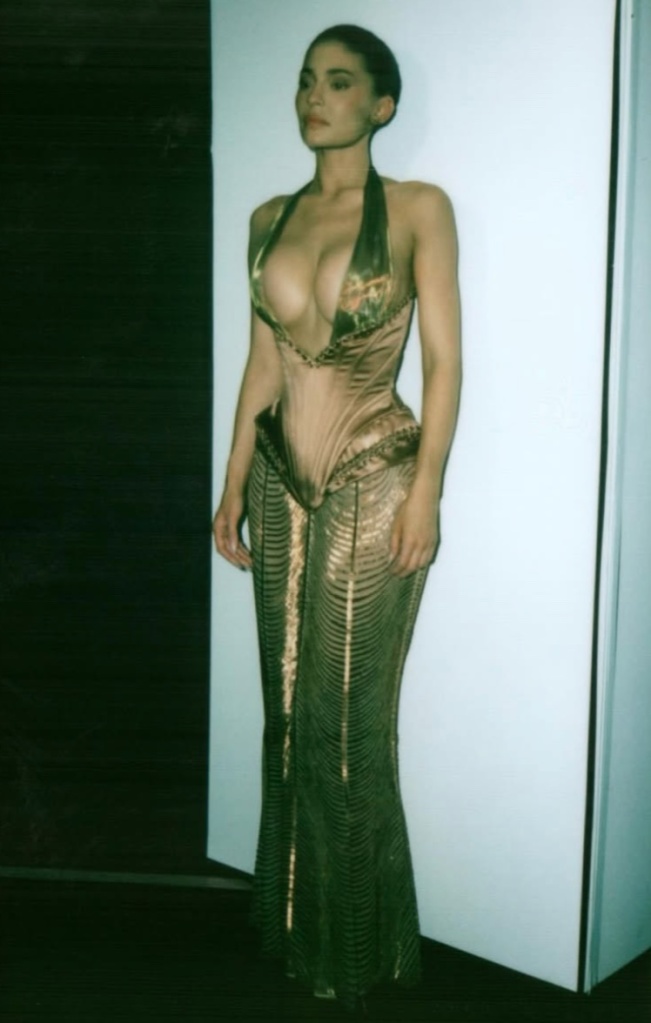 Kylie Jenner  wear bronze halter dress designed by Ludovic de Saint Sernin during Paris Couture Week (Photo: Instagram)