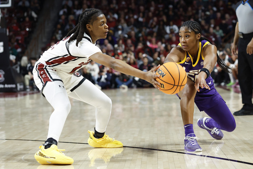 Edwards and Feagin propel No. 2 South Carolina to 66-56 win against No. 5 LSU, handing Tigers their first defeat.