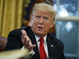 ARCHIVO - El presidente Donald Trump habla durante una entrevista con The Associated Press en la Oficina Oval de la Casa Blanca en Washington el 16 de octubre de 2018. (AP Foto/Evan Vucci, Archivo)