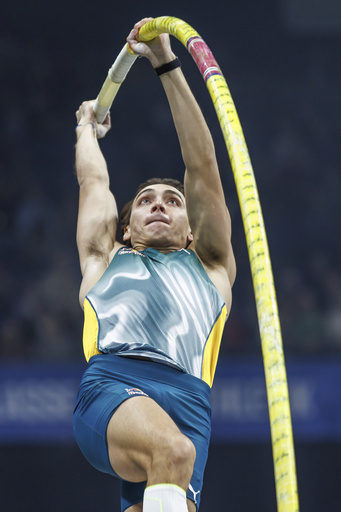 Duplantis breaks pole vault meet record during season debut at ISTAF Indoor in Berlin