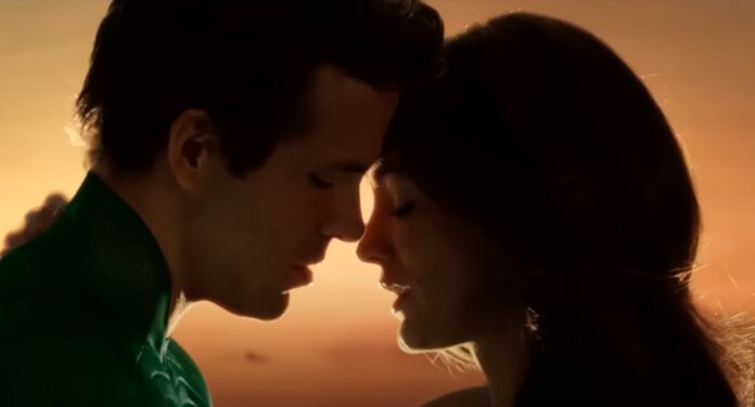 Blake Lively and Ryan Reynolds - Scene from Green Lantern (Photo: Flashback FM/YouTube)