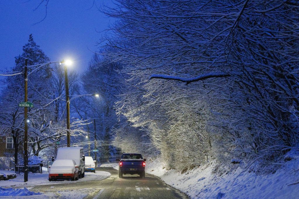 Snow falls along Gypsy Lane in the East Falls section of Philadelphia, Wednesday, Feb. 12, 2025. (Alejandro A. Alvarez/The Philadelphia Inquirer via AP)