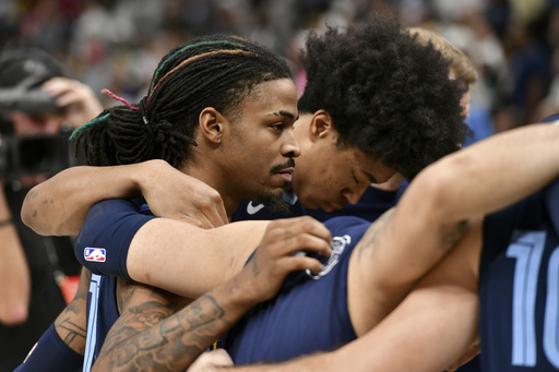 Medical staff respond to spectator who fainted at Spurs vs. Grizzlies game